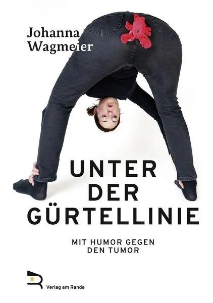 gebückte Frau mit Krebs auf dem Po