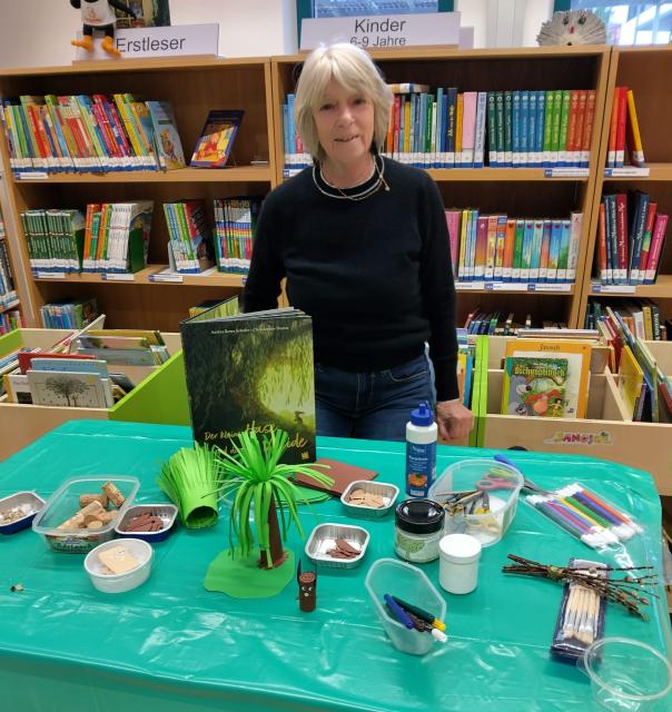 Dorli Kircher mit Buch