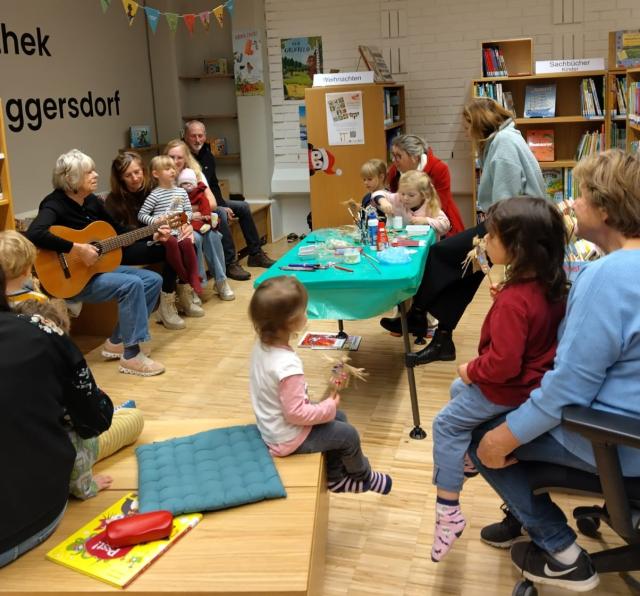 Vorleserin spielt Gitarre