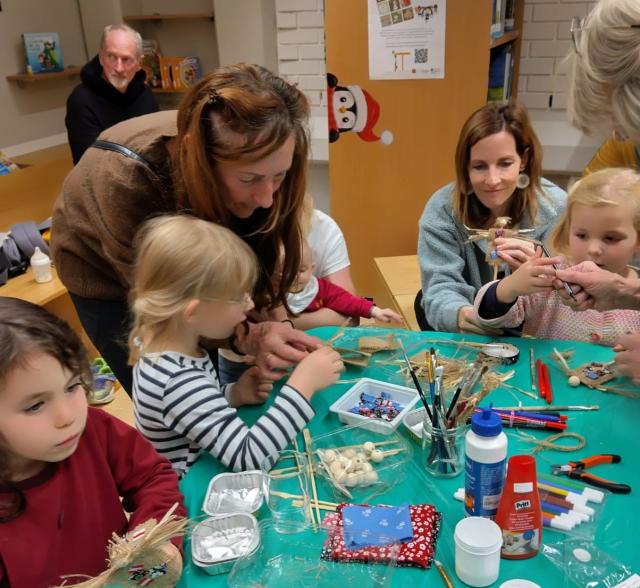 Kinder beim Basteln einer Vogelscheuche