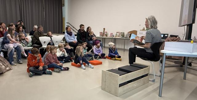 Kinder lauschen der Geschichte