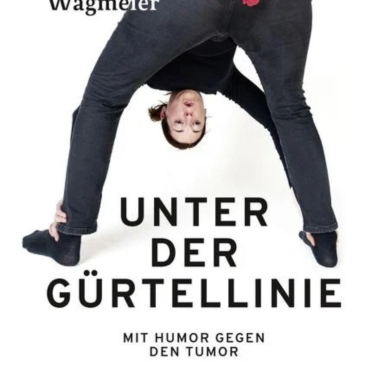 gebückte Frau mit Krebs auf dem Po